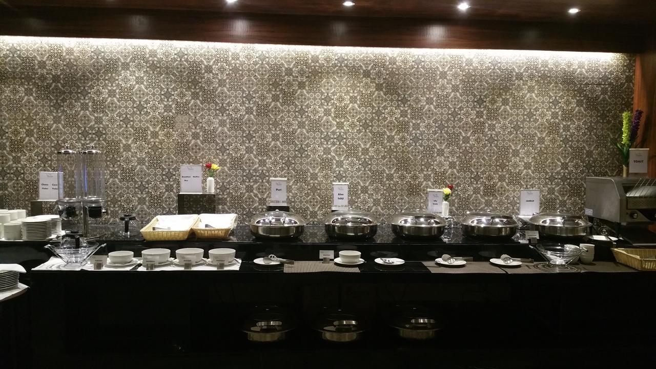 M Crown Hotel Шиллонг Экстерьер фото