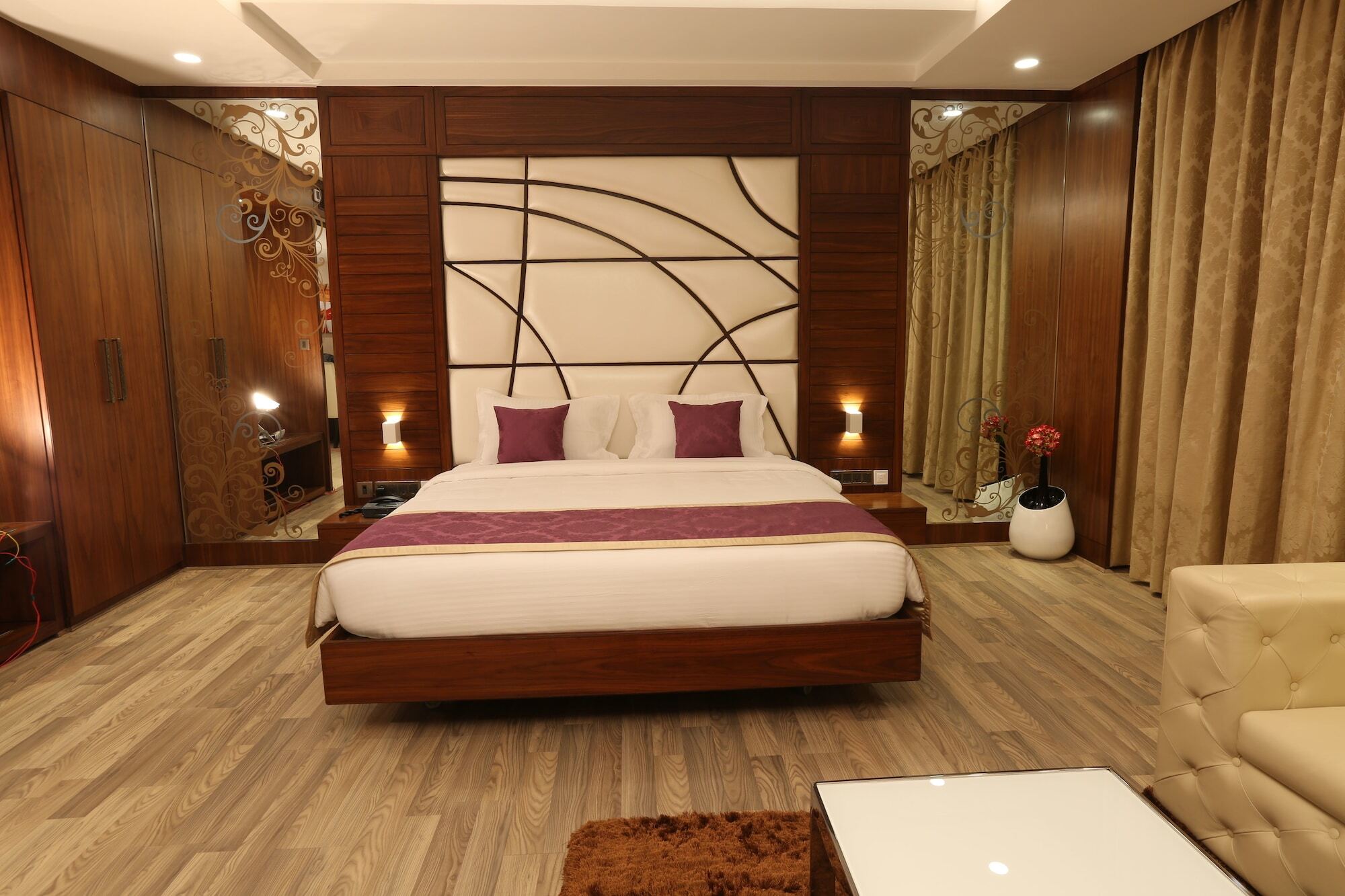 M Crown Hotel Шиллонг Экстерьер фото